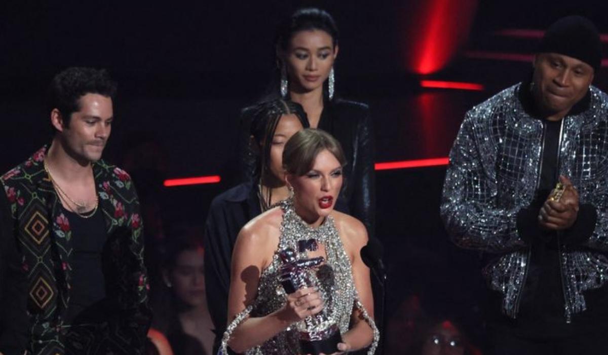 Taylor Swift Wins Top MTV Video Award, Announces New Album